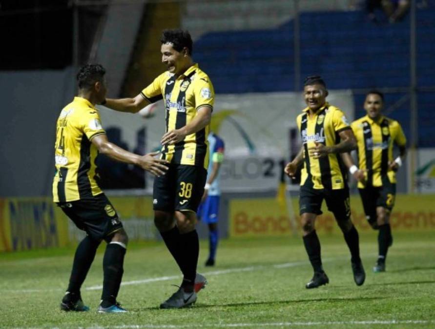 Jhow Benavídez celebrando su golazo contra el Motagua junto a Iván López.