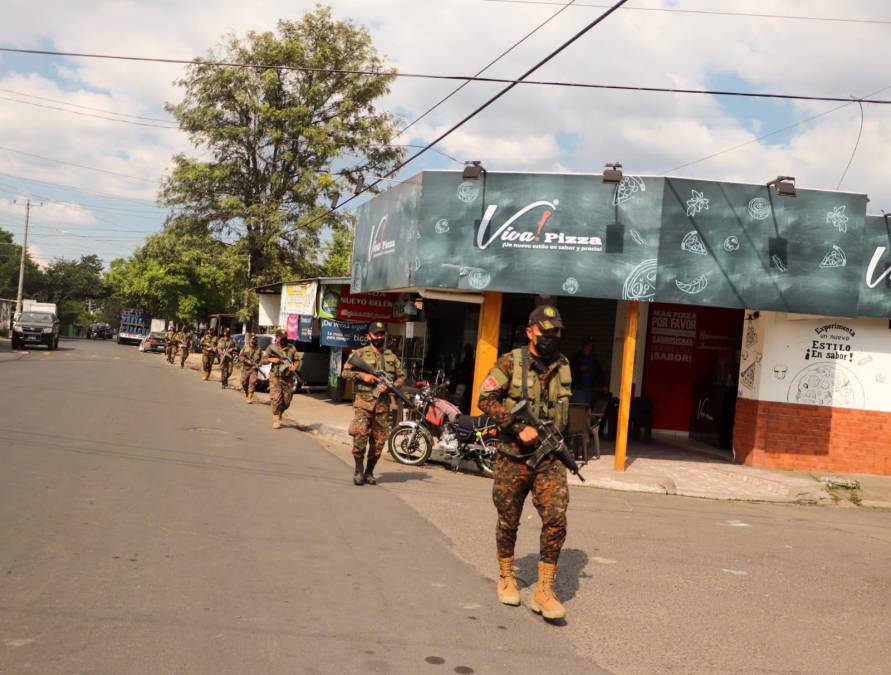 El mandatario, sin entrar en detalles ni aportar pruebas, atribuyó esta alza de los homicidios a “fuerzas oscuras que están trabajando” para que el país vuelva “al pasado” y aseguró que “este Gobierno no lo va a permitir”.