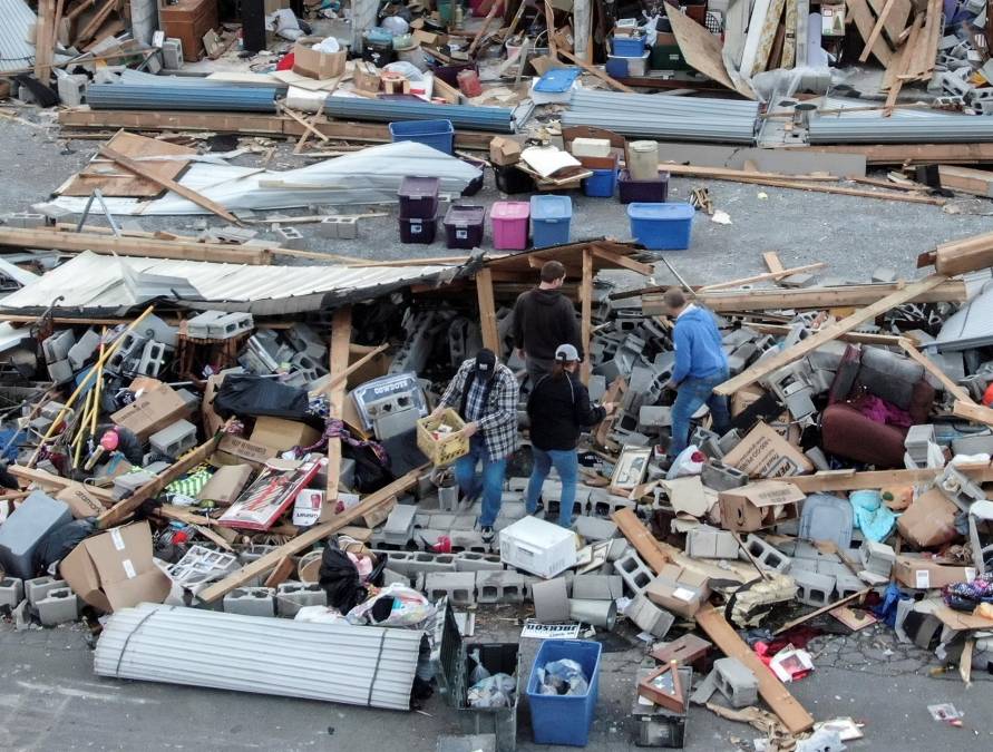 Mayfield, que es hogar de unas 10.000 personas, se convirtió en la imagen de la devastación provocada por los tornados, con la mayor parte de sus construcciones arrasadas, así como vehículos y escombros esparcidos en distintas zonas.