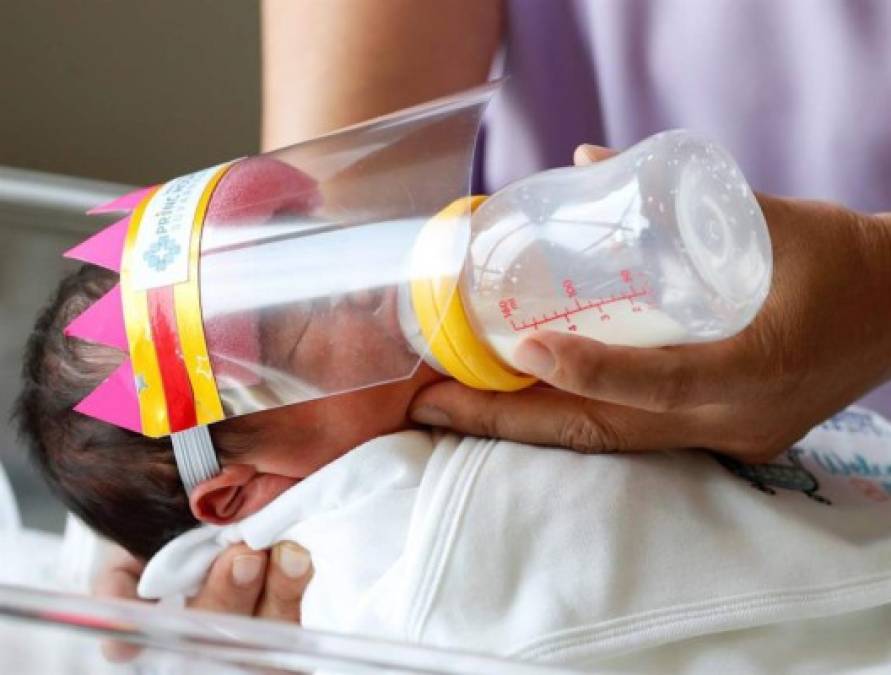 Los bebés deben usar la mascarilla en todo momento, incluso cuando son alimentados.