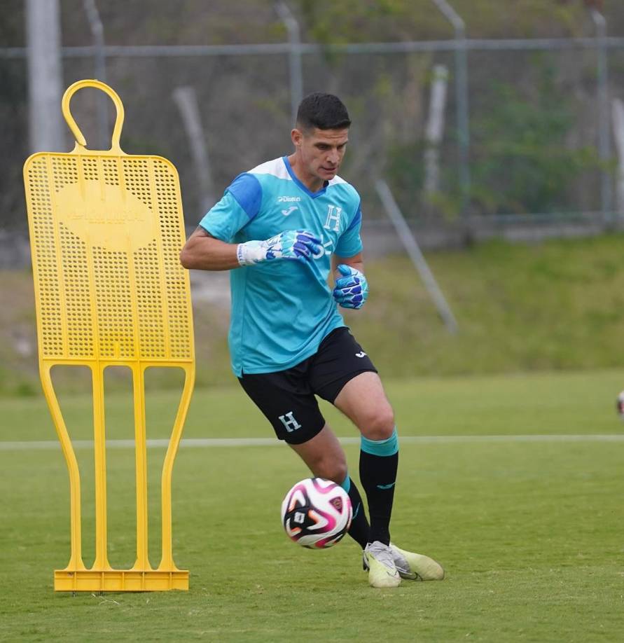 OPCIONES: Jonathan Rougier es el portero suplente que tiene Honduras para el duelo ante Ecuador tras la baja de ‘Buba’ López. Enrique Facussé se unió al equipo.