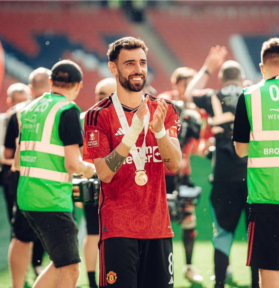 Bruno Fernandes tiene contrato con el Manchester United hasta 2026 y podría ser tentado por contrato que ronde los 80 millones por temporada, aunque para dar el sí podría espera a conocer cómo se maneja en estas semanas la gestión de INEOS con el United y lo que pasará con el director técnico Erik ten Hag.