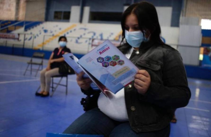 Honduras comenzó este lunes a vacunar contra el coronavirus a las mujeres embarazadas sin cita previa en la capital.<br/>