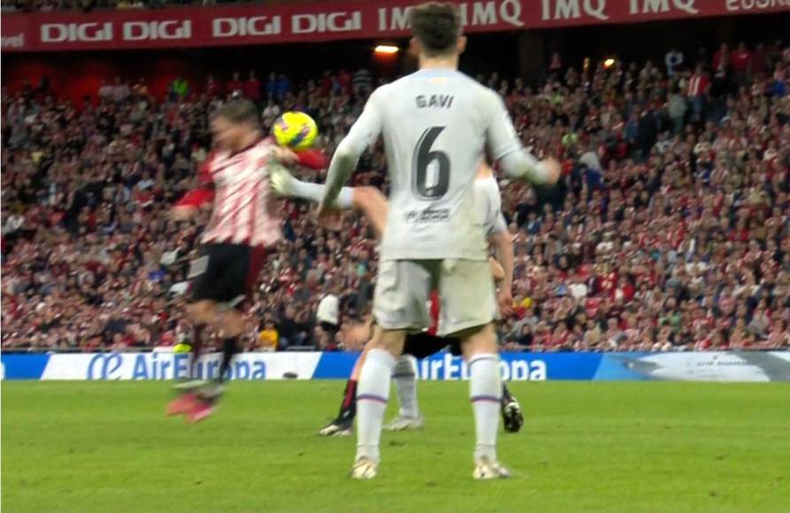 El VAR anuló el gol de Iñaki Williams por esta mano de Iker Muniain en el inicio de la jugada.