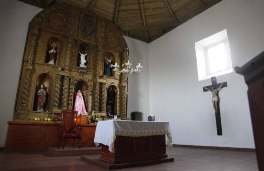 El interior de la iglesia de Lejamí en Comayagua.