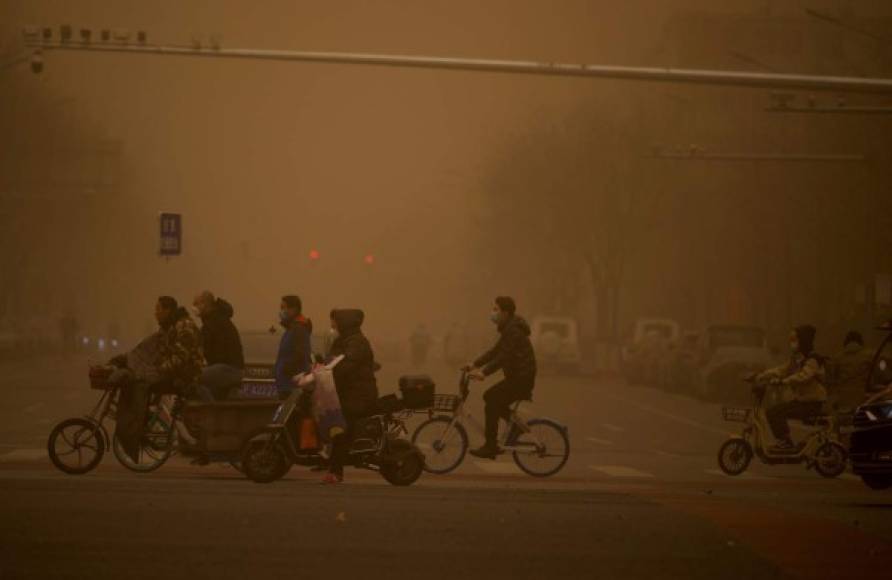 Apocalípticas imágenes de China, envuelta por una gigantesca tormenta de arena