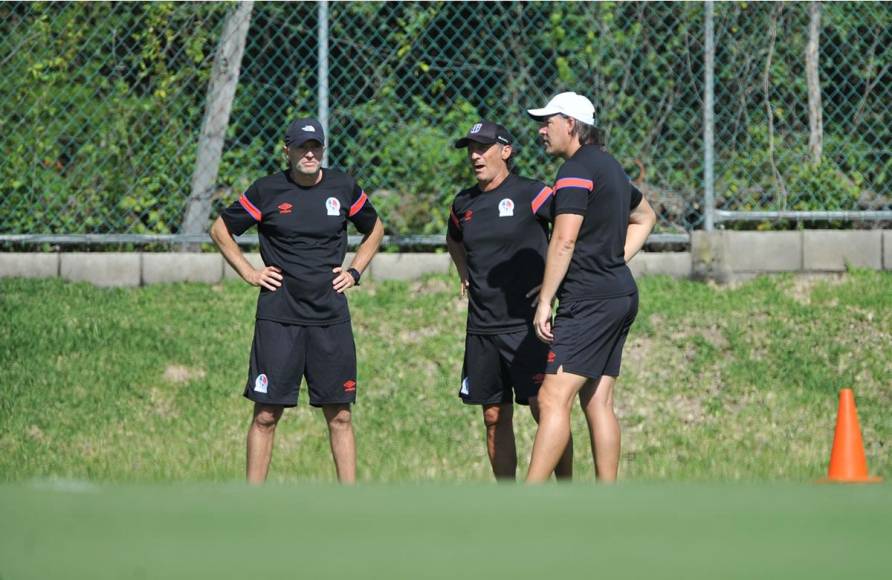 El técnico del Olimpia se reunió por largo tiempo con Pablo Martin y Gustavo Reggi, sus ayudantes en el club merengue.