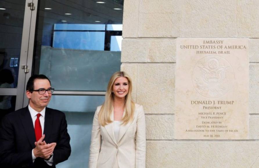 'En nombre del 45º presidente de Estados Unidos de América, les damos la bienvenida oficialmente, por primera vez, en la embajada de Estados Unidos aquí en Jerusalén, la capital de Israel', declaró Ivanka ante los invitados en la nueva sede diplomática del barrio de Arnona, en la zona occidental.