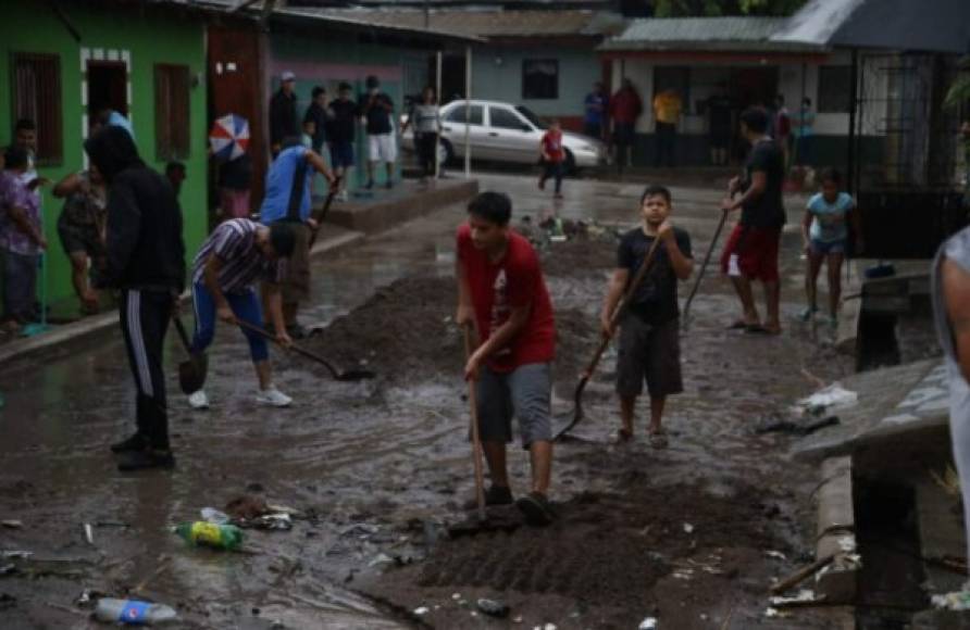 Los vecinos afectados comenzaron a limpiar la zona inundada.