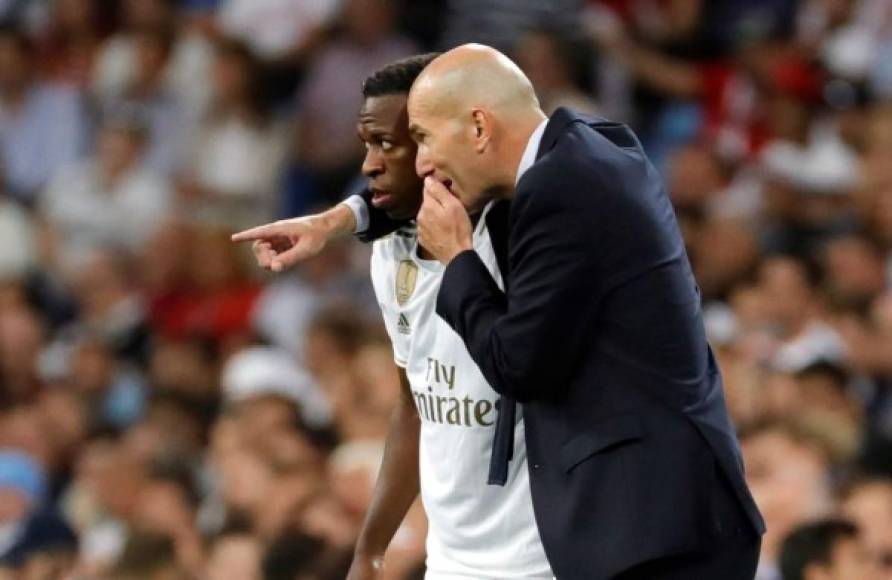 Zidane dando indicaciones a Vinicius antes de mandarlo al campo en lugar de Lucas Vázquez.
