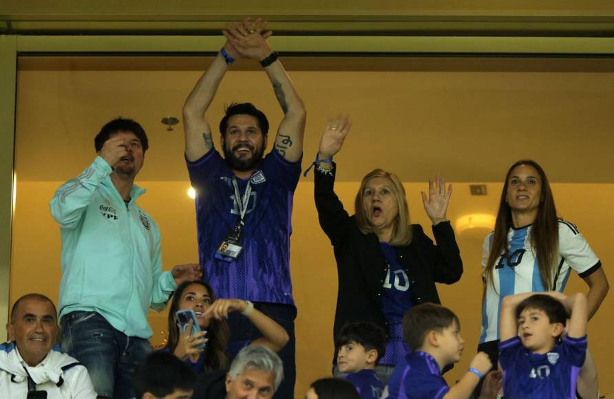 La madre de Lionel Messi, Celia María Cuccittini, en el palco del estadio Lusail.