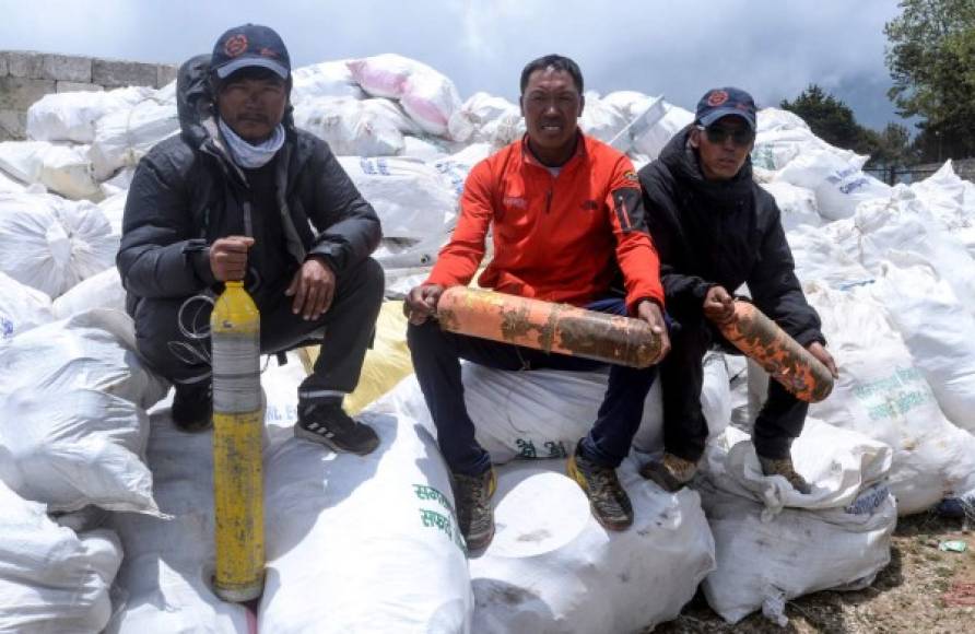 Un equipo integrado por 14 miembros, enviado por el gobierno, dedicó unas seis semanas para recolectar la basura entre los campamentos base y 4, recolectando latas vacías, botellas, plásticos y equipos de alpinismo abandonados.
