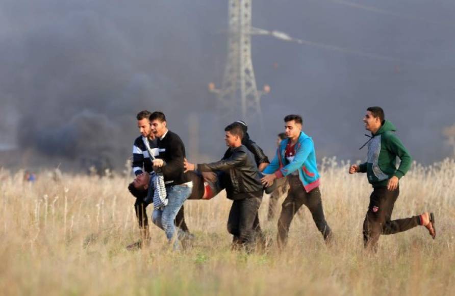 Gaza. Palestinos mantienen las protestas. Al menos 56 palestinos resultaron heridos ayer en la Franja de Gaza y en Cisjordania ocupada por disparos de soldados israelíes.