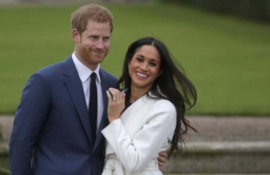 Según ha explicado la Casa Real, el anillo que ha lucido Meghan ha sido diseñado por el propio príncipe Harry. <br/>