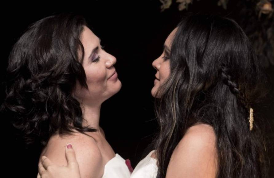 Same-sex newlyweds Alexandra Quiros (L) and Dunia Araya (R) take part in their wedding in Heredia, Costa Rica, on May 26, 2020. - Costa Rica legalised same-sex marriage on May 26, becoming the first Central American country to do so and sparking an emotional response from rights campaigners as the first weddings were held overnight. (Photo by Ezequiel BECERRA / AFP)