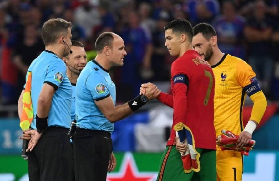 Cristiano Ronaldo saludando al árbitro español Antonio Mateu Lahoz, a quien conoce bien tras su paso por la Liga Española con el Real Madrid.