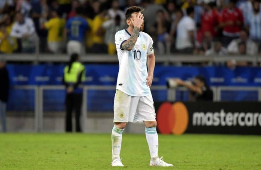 Una imagen que se repite. Messi volvió a sufrir otro duro golpe con la selección argentina.
