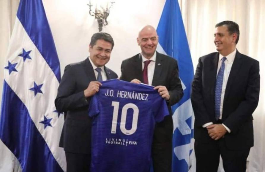 Gianni Ifantino le entregó una camiseta de la Fifa al presidente Juan Orlando Hernández de la República de Honduras.