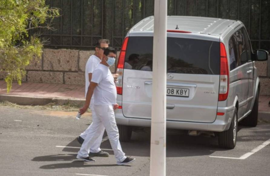 Un hombre con una máscara camina hoy afuera del Hotel H10 Costa Adeje Palace en La Caleta, donde cientos de personas fueron confinadas después de que un turista italiano fue hospitalizado con un presunto caso de coronavirus.