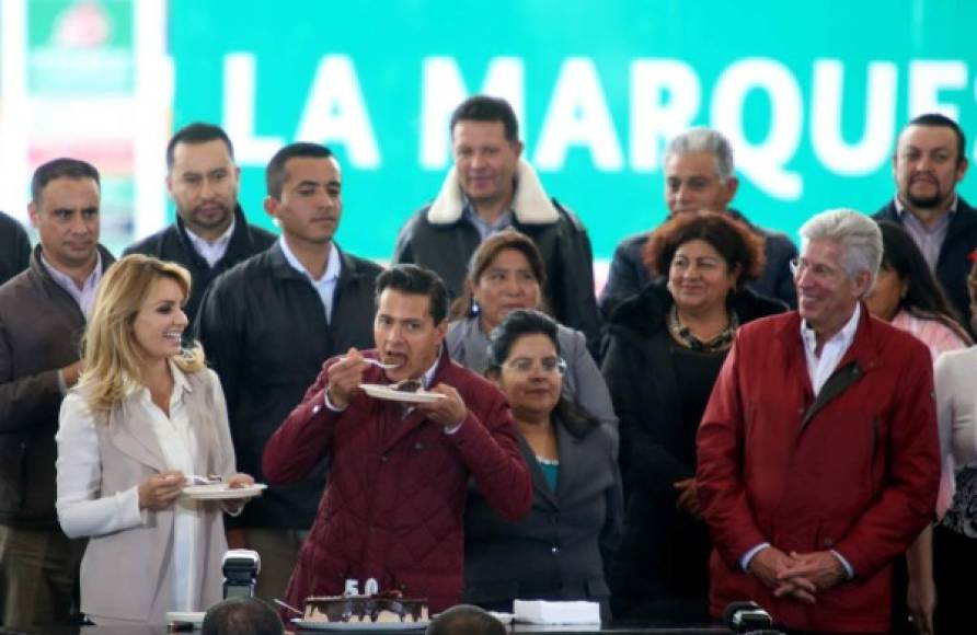 Peña Nieto también fue agasajado en un evento público por su cumpleaños.
