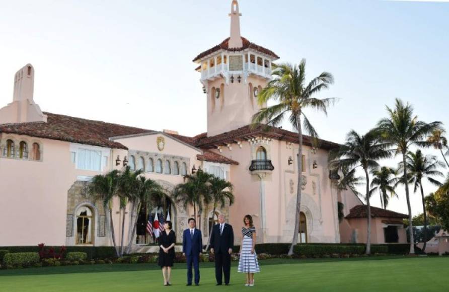 Los mandatarios posaron junto a sus esposas frente al exclusivo resort donde el magnate ha pasado la mayoría de sus fines de semana desde que llegó a la presidencia.