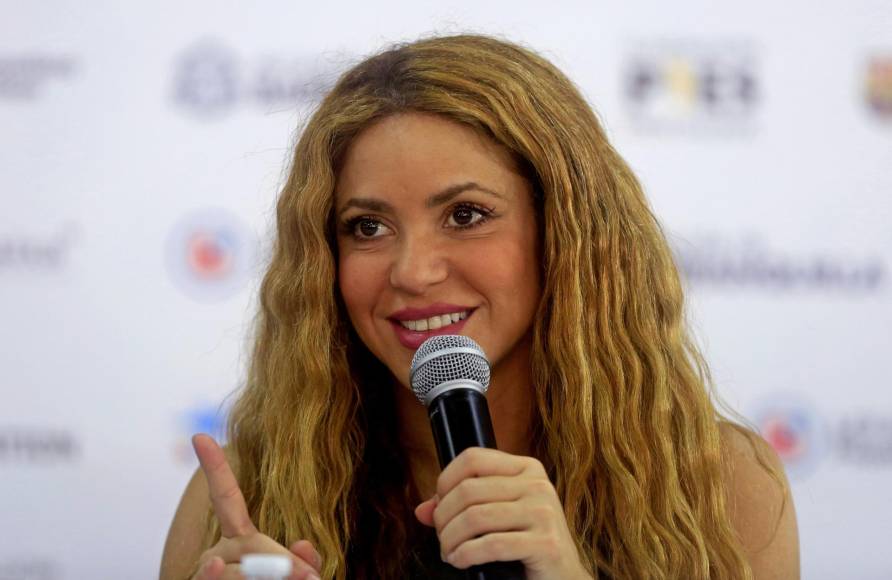La historia del proyecto educativo comenzó a gestarse en noviembre de 2018, cuando Shakira, la reconocida cantautora y activista, colocó la primera piedra del proyecto. Este momento simbólico tuvo lugar justo antes de que ella concluyera su gira ‘El Dorado’ en Bogotá. En ese momento, la visión de una institución educativa de vanguardia comenzó a tomar forma, impulsada por la pasión y el compromiso de Shakira con la educación.