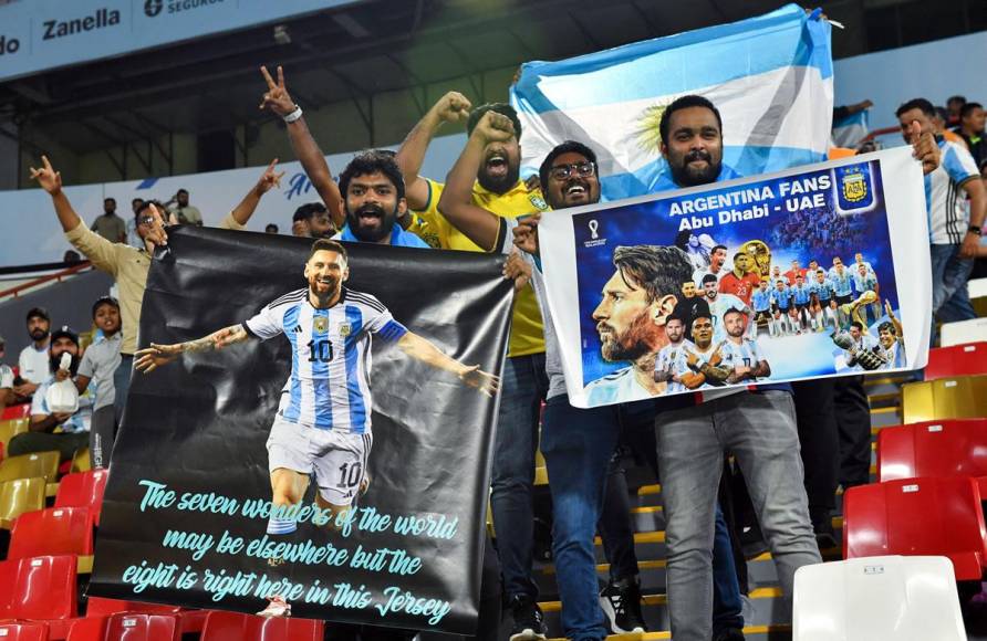 Muchos aficionados asistieron al estadio Al Jazira Mohammed Bin Zayed de Abu Dabi y mostraron su apoyo a la Argentina de Messi.