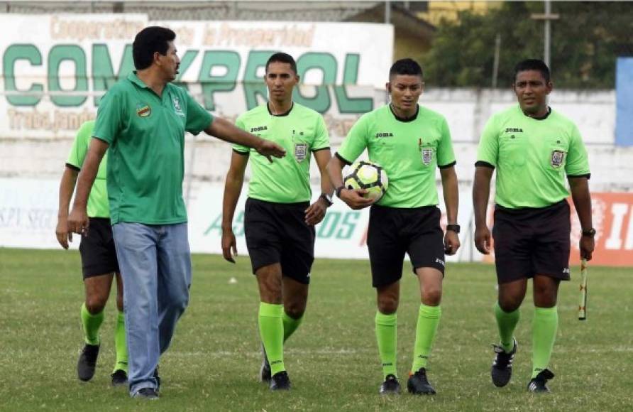 Carlos Martínez, entrenador del Platense, le reclamó a la cuarteta arbitral en el medio tiempo del partido.