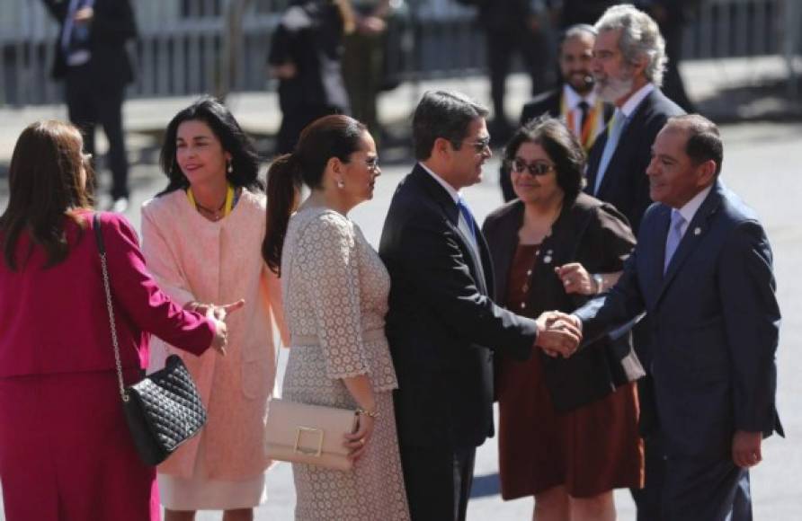 El mandatario hondureño saluda a funcionarios chilenos a su llegada a la investidura de Piñera.