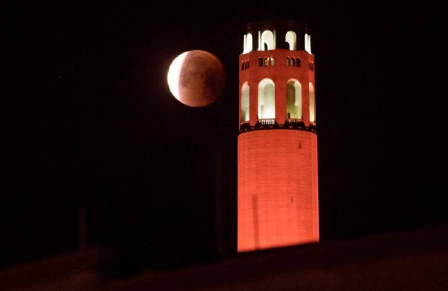 En California, miles de personas observaron durante la noche la llamada 'superluna azul de sangre', que desapareció, privada de rayos de sol, y volvió a emerger teñida de rojo. De ahí su nombre.