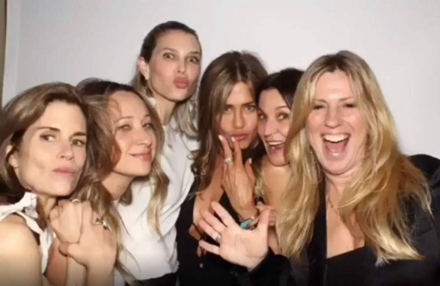 Además de festejar sus natalicios la fiesta sirvió para celebrar el anunciado regreso de Aniston al frente de una serie casi 25 años después del estreno de la que la lanzó a la fama: 'Friends'.