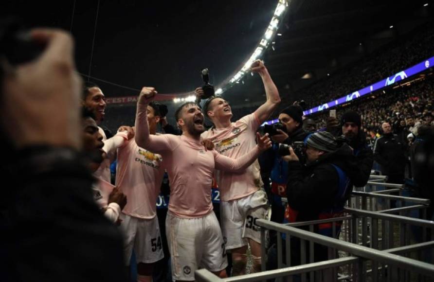 Los jugadores del Manchester United celebrando la clasificación con los aficionados que viajaron a París.