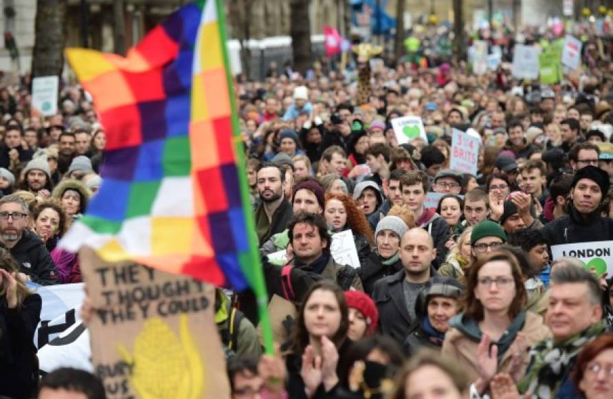En Inglaterra, miles de personas salieron a las calles de Londres para manifestarse contra el cambio climático.