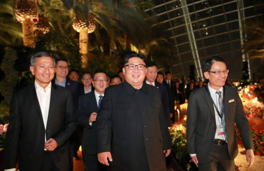 El líder norcoreano fue recibido como una estrella en Singapur, con multitudes de personas coreando su nombre mientras daba un paseo por los lugares históricos de la ciudad-estado.