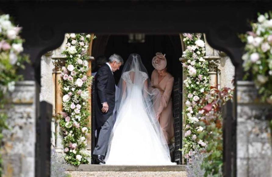 Uno de los momentos más inolvidables de la boda es cuando Kate le ayuda a su hermana Pippa a acomodar el velo de su espectacular vestido de novia.
