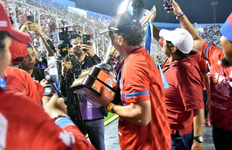 Pedro Troglio festejando con su sexto trofeo de campeón de la Liga Nacional de Honduras con el Olimpia.