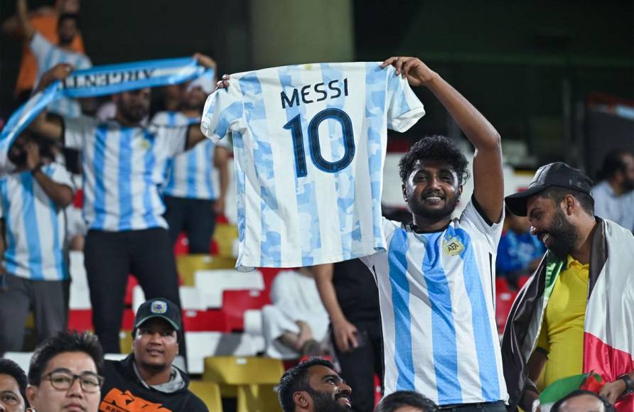 Con camisetas, banderas y bufandas apoyaron a Argentina los aficionados árabes.