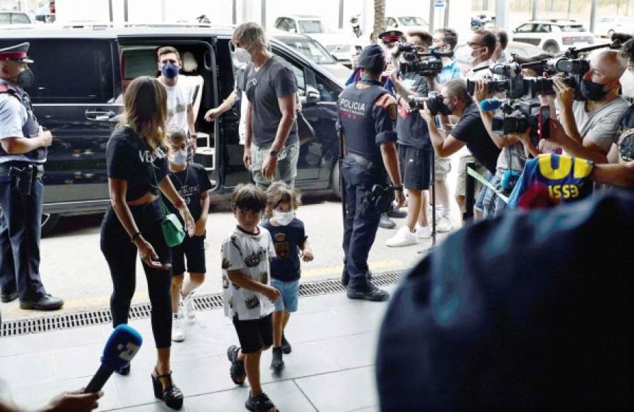 Messi en el momento que se bajaba de la camioneta junto a Antonella Roccuzzo y sus hijos. La familia del argentino se marchó de Barcelona, España.