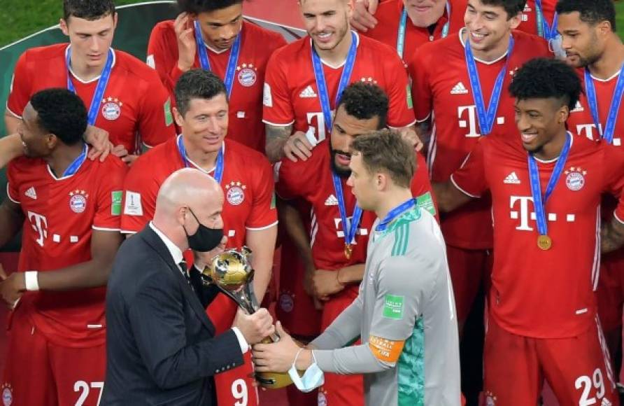 Gianni Infantino, presidente de la FIFA, entregó el trofeo de campeón del Mundial de Clubes a Manuel Neuer, capitán del Bayern Múnich.