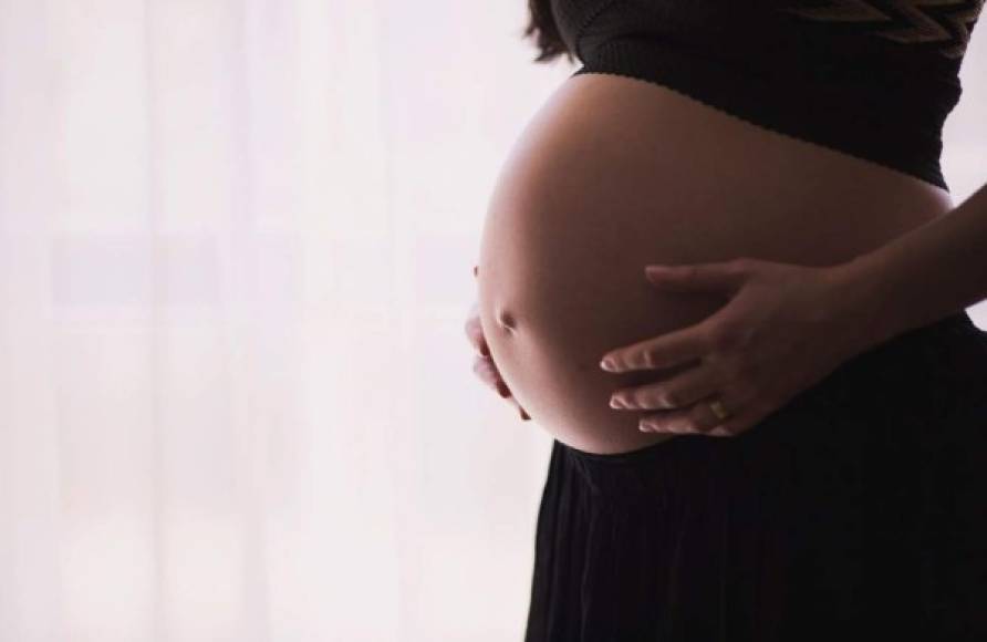 4. Otros factores. Se ha demostrado que cuando la mujer embarazada tiene más de 40 años, el bebé tiene un 125% más de probabilidades de ser zurdo. En el caso de los gemelos, hay alta probabilidad de que uno de los dos sea zurdo.