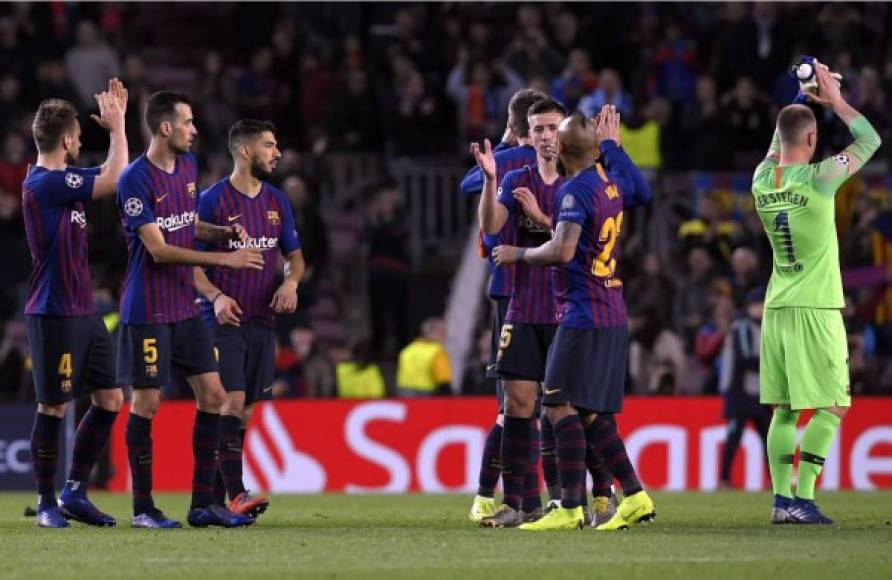 Los jugadores del Barcelona agradeciendo el apoyo de los aficionados en el Camp Nou.