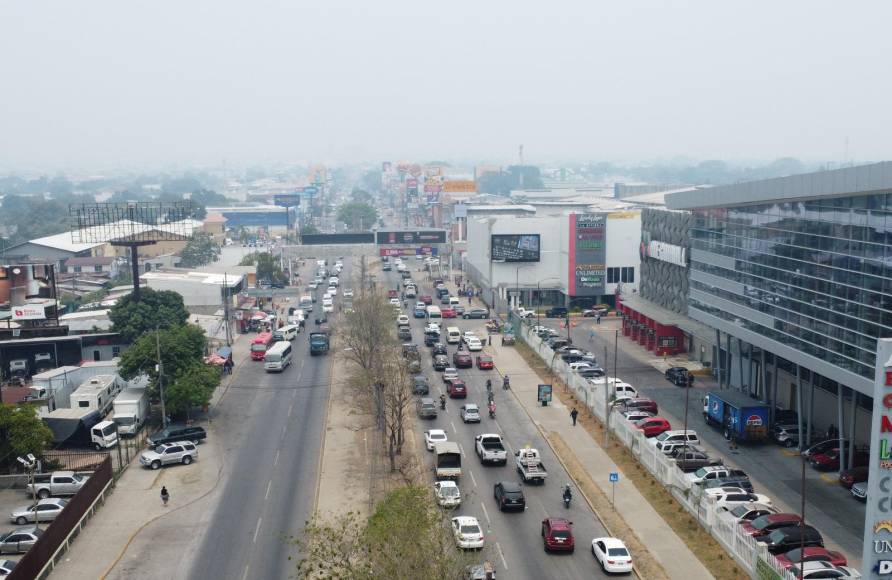 San Pedro Sula, capital industrial de Honduras, está envuelta en una densa capa de humo que provoca poca visibilidad. 