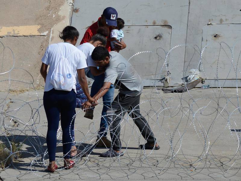 La desesperación por cruzar la frontera desde la mexicana Ciudad Juárez a El Paso, Texas, Estados Unidos, ha llevado a los migrantes a arriesgarse y desafiar el duro obstáculo que representa la alambrada de filosas cuchillas, instalada antes del muro para entregarse a las autoridades migratorias de aquel país y pedir asilo.