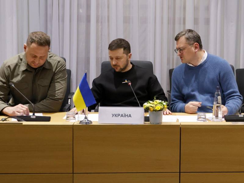 El presidente ucraniano Volodimir Zelenski (C) junto al canciller Dmytro Kuleba.