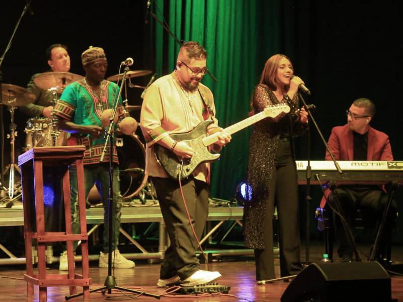 Manu Martínez, y a su derecha, Claudia Gonzáles, además de otros talentosos músicos hondureños.