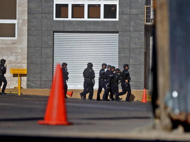 Miembros de las Fuerzas Especiales trasladan al expresidente hondureño, Juan Orlando Hernández, a su segunda audiencia, en Tegucigalpa, el 16 de marzo de 2022, como parte de su proceso de extradición a EE.UU. por presuntos vínculos con el narcotráfico.