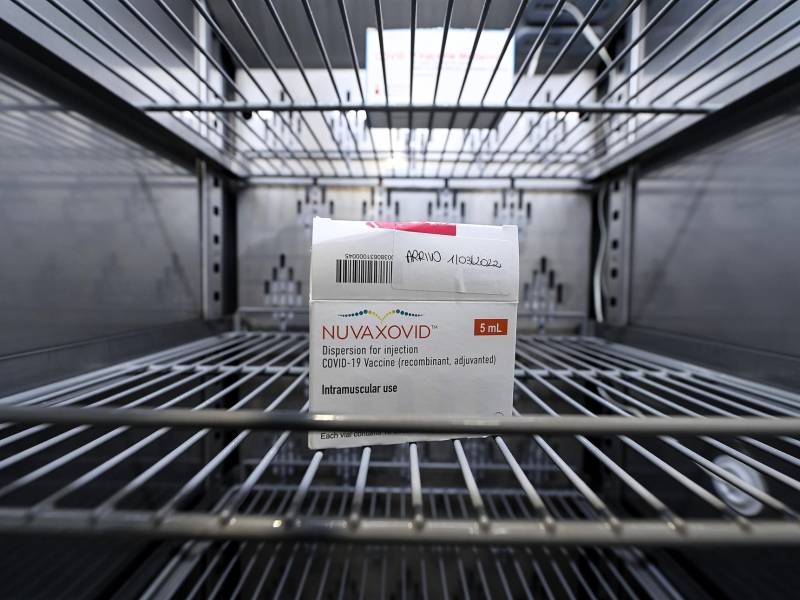 A diferencia del resto de sueros, que fueron elaborados usando una técnica basada en el RNA, la vacuna de Novavax se creó siguiendo métodos más tradicionales basados en proteínas.