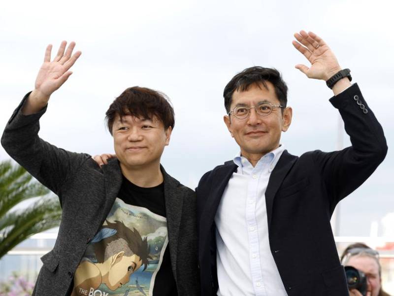 El director japonés Goro Miyazaki (d) y Kenichi Yoda de Studio Ghibli, en una fotografía de archivo del 20 de mayo de 2024.