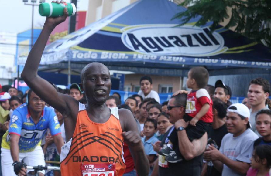 Moses Saina fue el primer africano, oriundo de Kenia, en coronarse como el rey de los 21 kilómetros de la Maratón LA PRENSA en 2008.