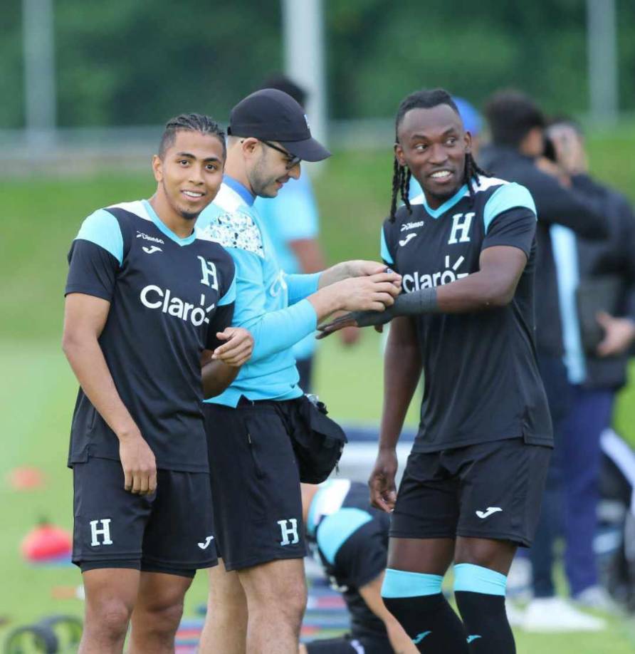 Uno de los médicos de la Bicolor Hondureña le coloca una cinta negra a Alberth Elis, quien voló desde Europa a suelo hondureño para afrontar el choque ante los mexicanos. 